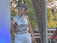 Wokalistka Kapeli Czerniakowskiej na scenie Amfiteatru podczas występu w Mszczonowie.