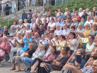 Publiczność podczas koncertu Kapeli Czerniakowskiej, wszystkie miejsca siedzące zajęte.