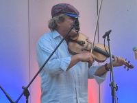 Skrzypek na scenie Amfiteatru podczas koncertu Kapeli Czerniakowskiej.