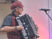 Akordeonista na scenie Amfiteatru podczas koncertu Kapeli Czerniakowskiej.