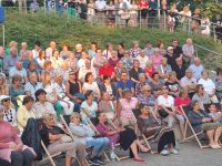 Publiczność podczas koncertu w Amfiteatrze, występuje Kapela Czerniakowska.