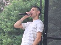 Muzyk podczas koncertu na scenie w Lutkówce.