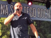 Koncert podczas Odpustu na Świętego Rocha, na scenie muzyk wykonujący utwór.