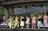 Zespół muzyczny kobiet na scenie podczas koncertu odpustowego na Świętego Rocha w Lutkówce.