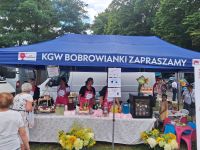 Stoiska ze swojskim jadłem.