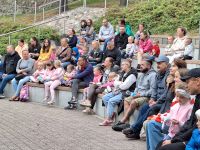 Publiczność na miejscach siedzących w Amfiteatrze podczas przedstawienia.