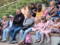 Pierwsze rzędy publiczności podczas przedstawienia.