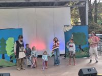 Zabawy animacyjne na scenie podczas przedstawienia. Na scenie aktorzy i dzieci z publiczności.