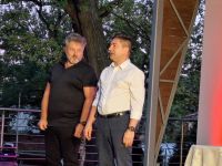 Dwóch aktorów na scenie Amfiteatru podczas występu.