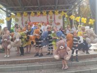 Dzieci na scenie Amfiteatru odbierające nagrody w konkursach.