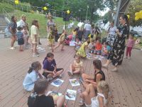 Dzieci na scenie Amfiteatru podczas rozwiązywania zagadek.