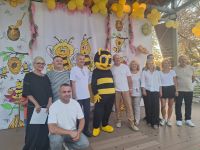 Organizatorzy Dnia Pszczoły na scenie Amfiteatru.