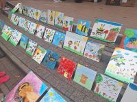 Obrazki plastyczne dzieci wykonane podczas Dnia Pszczoły.