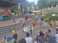 Zabawy na scenie podczas Mszczonowskiego Dnia Pszczoły.