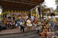 Dzieci na scenie podczas zabaw.