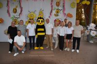 Na scenie organizatorzy Dnia Pszczoły z dużą maskotką.