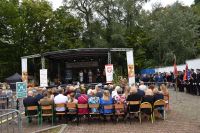 Na zdjęciu dożynkowa scena z artystami, publiczność pokazana od tyłu.