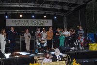 Na scenie organizatorzy i uczestnicy dożynkowych konkursów.