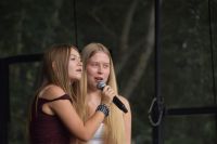 Występ dwóch wokalistek Patrycji i Mai na scenie.