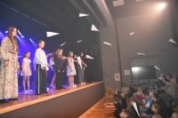 Finał, aktorzy na scenie, pod sceną publiczność.