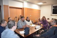 Uczestnicy PubQuizu przy stoliku podczas rozpoczęcia zabawy.