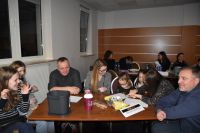 Uczestnicy PubQuizu przy stoliku podczas rozpoczęcia zabawy.