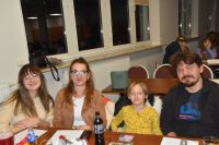 Cztery osoby przy stoliku podczas PubQuizu.