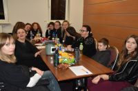 Drużyna przy stoliku w trakcie PubQuizu.