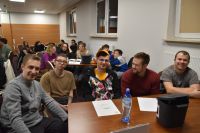 Uczestnicy podczas PubQuizu.