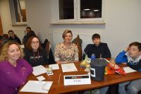 Uczestnicy podczas PubQuizu.