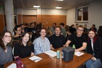 Uczestnicy podczas PubQuizu.