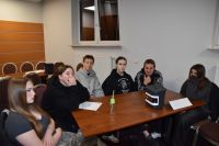 Uczestnicy zabawy PubQuiz.