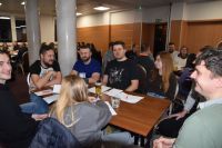 Uczestnicy podczas PubQuizu.