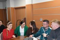 Uczestnicy podczas PubQuizu.