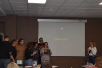 Drużyna Krzywa Akcja podczas odbierania nagrody za wygranie dogrywki.