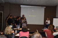 Drużyna Krzywa Akcja podczas odbierania nagrody za wygranie dogrywki.