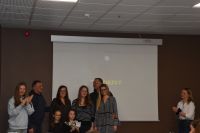 Drużyna Ponad Granice odbiera nagrodę za trzecie miejsce.