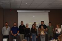 Wręczenie nagrody za drugie miejsce dla Drużyny B.