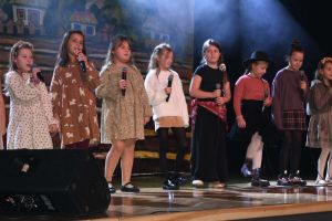 Jesienny koncert w Mszczonowskim Ośrodku Kultury grupy wokalne MOK na scenie