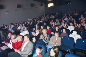 Jesienny koncert w Mszczonowskim Ośrodku Kultury publiczność przed sceną