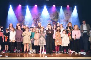 Jesienny koncert w Mszczonowskim Ośrodku Kultury wszystkie grypy wokalne MOK na scenie