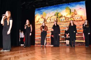 Jesienny koncert w Mszczonowskim Ośrodku Kultury grupy wokalne MOK na scenie