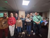 Drużyna z trzecim miejscem podczas rozstrzygnięcia i odbioru nagrody.