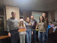 Drużyna z drugim miejscem podczas gratulacji i odbioru nagrody.