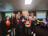 Drużyna z pierwszym miejscem odbiera nagrodę.