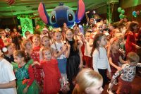 Dzieci otrzymują prezenty od Świętego Mikołaja.