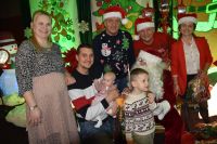 Wręczanie prezentów dzieciom i wspólne zdjęcia.