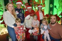 Wręczanie prezentów dzieciom i wspólne zdjęcia.