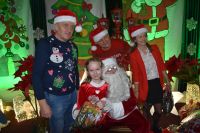 Wręczanie prezentów dzieciom i wspólne zdjęcia.