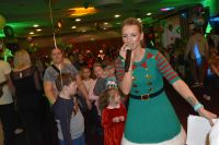 Animatorka i dzieci podczas zabawy.